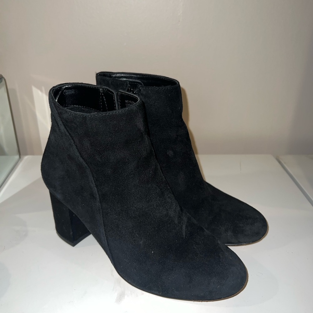 I.N.C black women’s black heel almond toe block heel zip-up suede booties